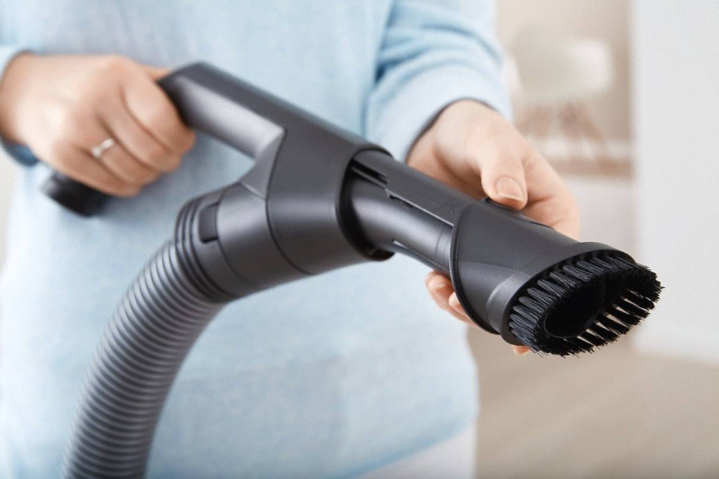 Bagless Canister Vacuum I6858