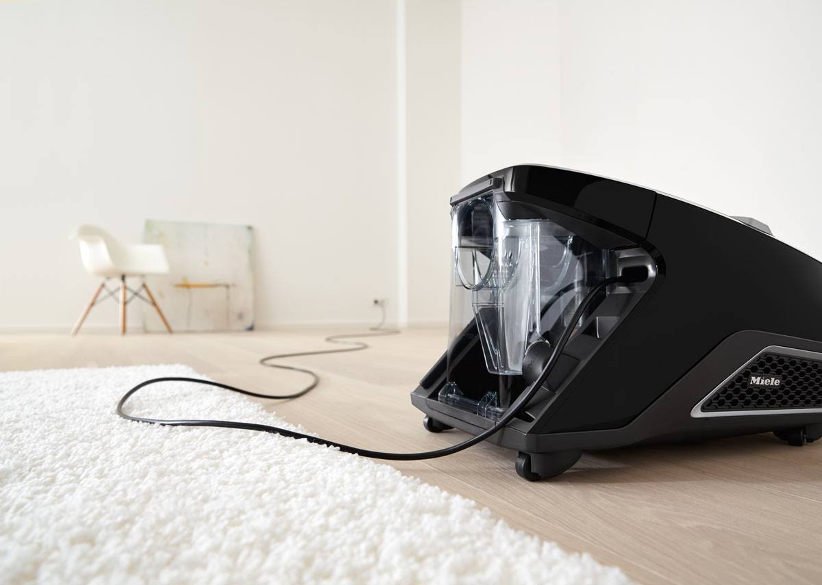Bagless Canister Vacuum I6858