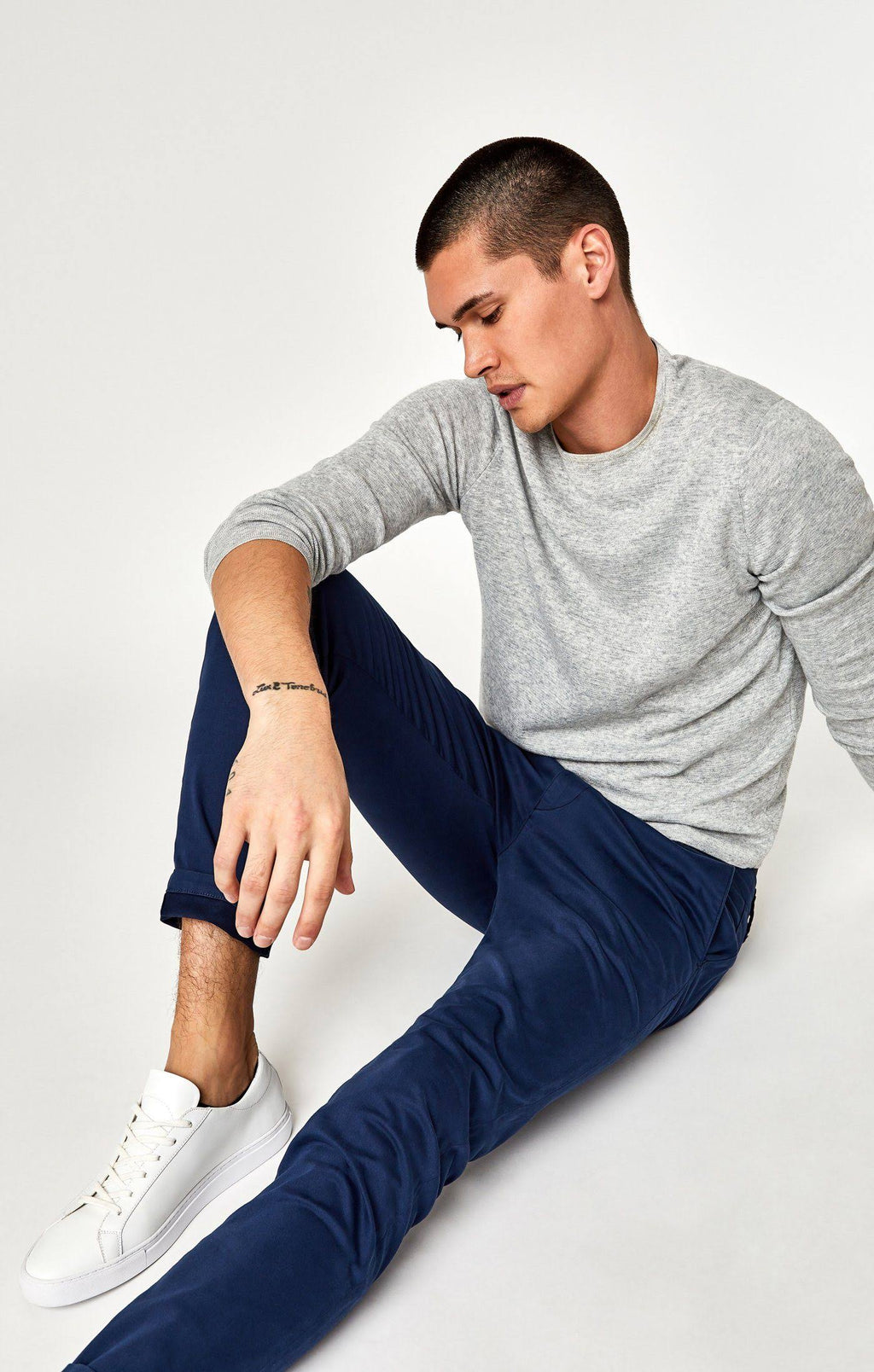 Slim Leg Chino Q437